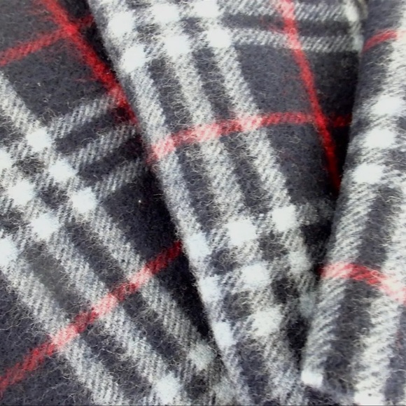 Burberrys Lambswool Scarf - Picture 5 of 6
